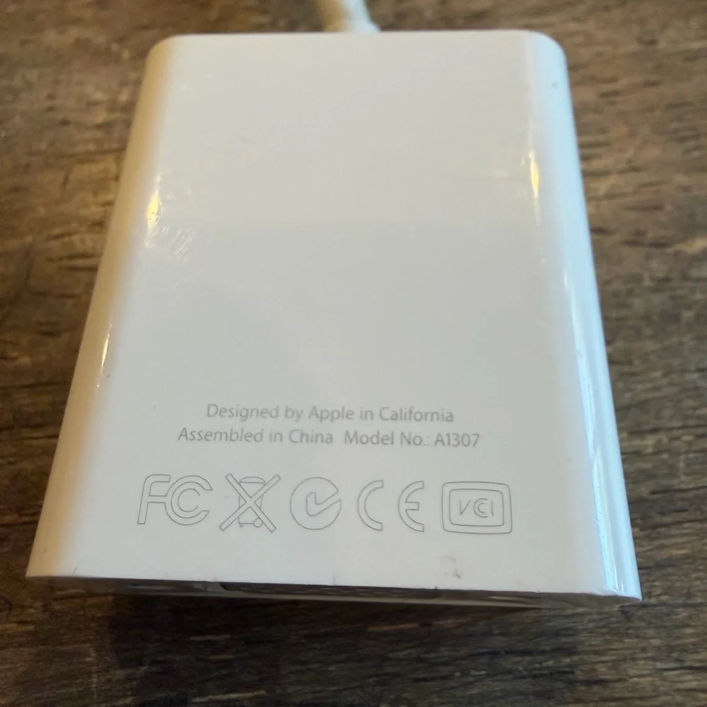 Genuine Apple Thunderbolt/Mini DisplayPort to VGA Adapter